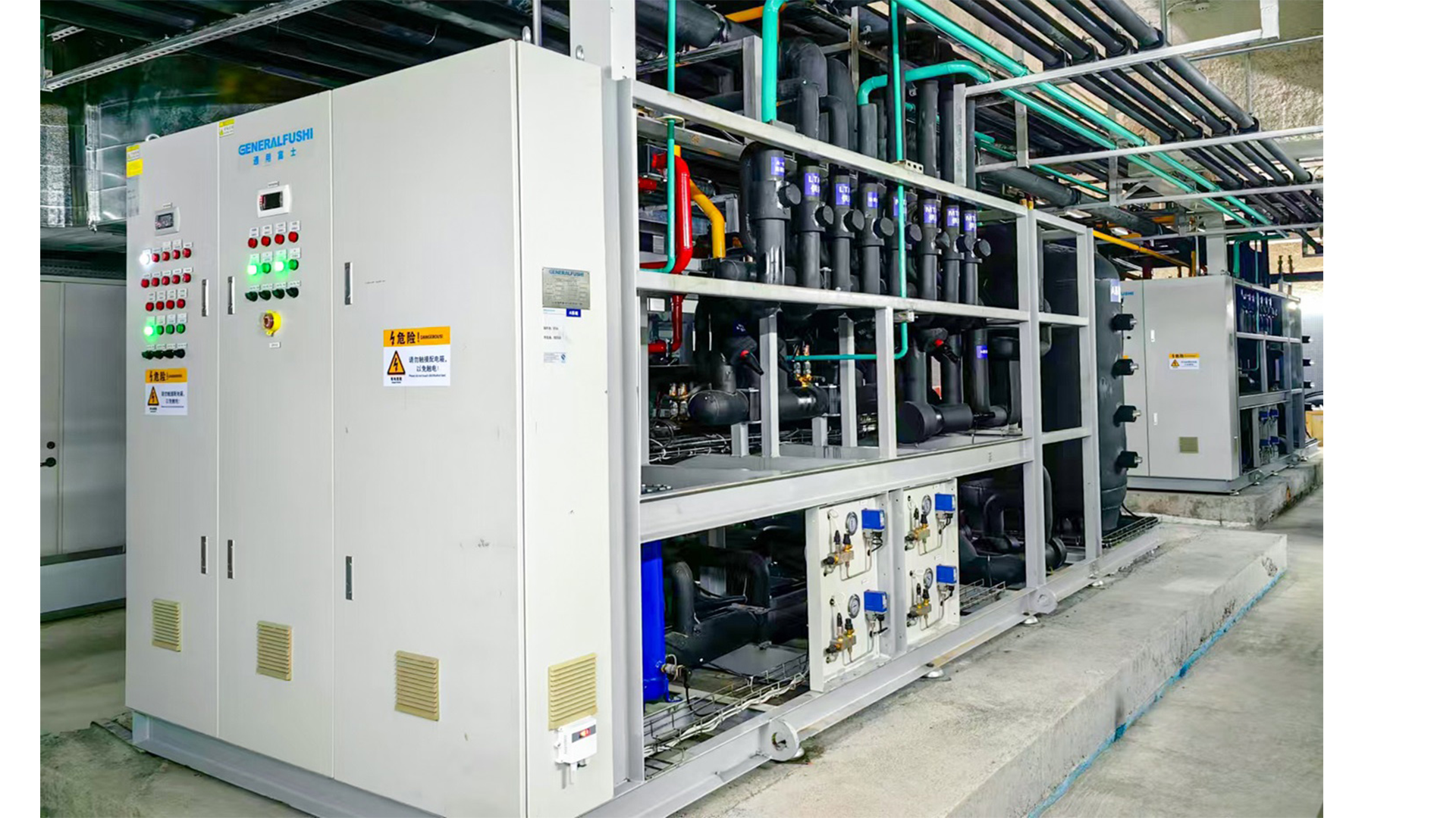 Waste heat from the refrigeration system is used for anti-freezing, defrosting and domestic hot water
