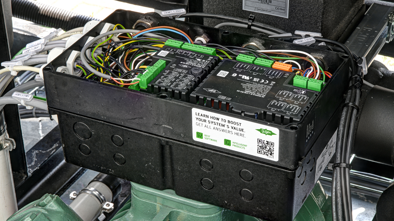 Close-up of the IQ MODULE on the compressor. View of the electronics.