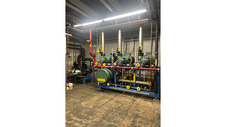 Amberger Kühltechnik’s own design with three open drive OS.A74 screw compressors from BITZER © Amberger Kühltechnik GmbH