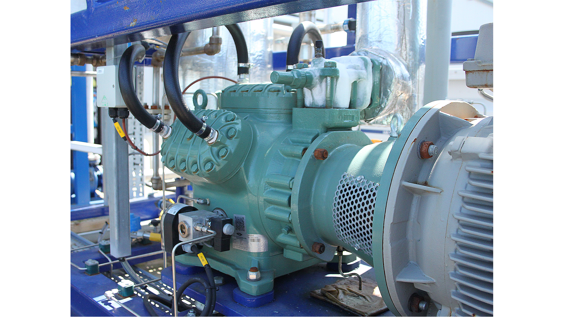 Water-cooled ultra-low-charge ammonia chiller