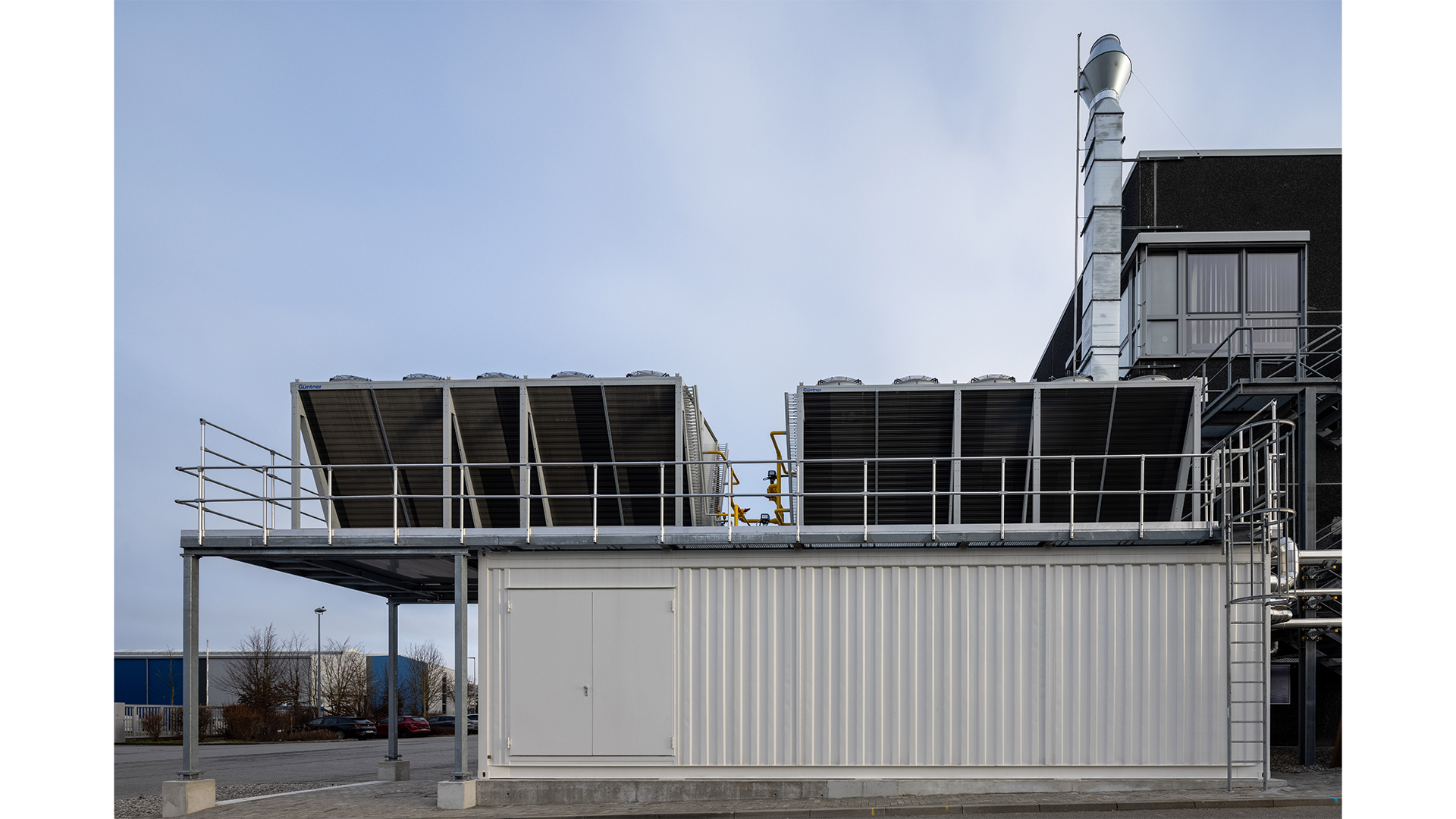 Kälteleistung auf kleinstem Raum: Die neue Kälteanlage, welche sich in einem Container vor dem Gebäude befindet