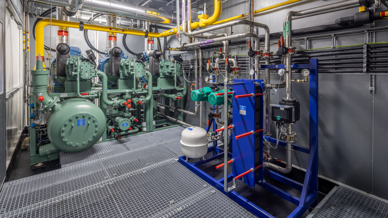 Blick in den Container: Trotz der kompakten Dimensionen bietet der Maschinenraum ausreichend Bewegungsfreiheit für Arbeiten an der Anlage 