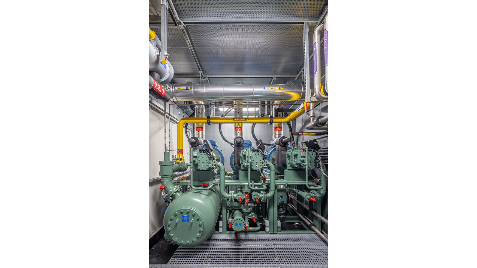 Das Herzstück der Kälteerzeugung: ein Ammonia Compressor Pack (ACP) mit drei offenen Ammoniak-Schraubenverdichtern der OS.A85 Serie von BITZER 