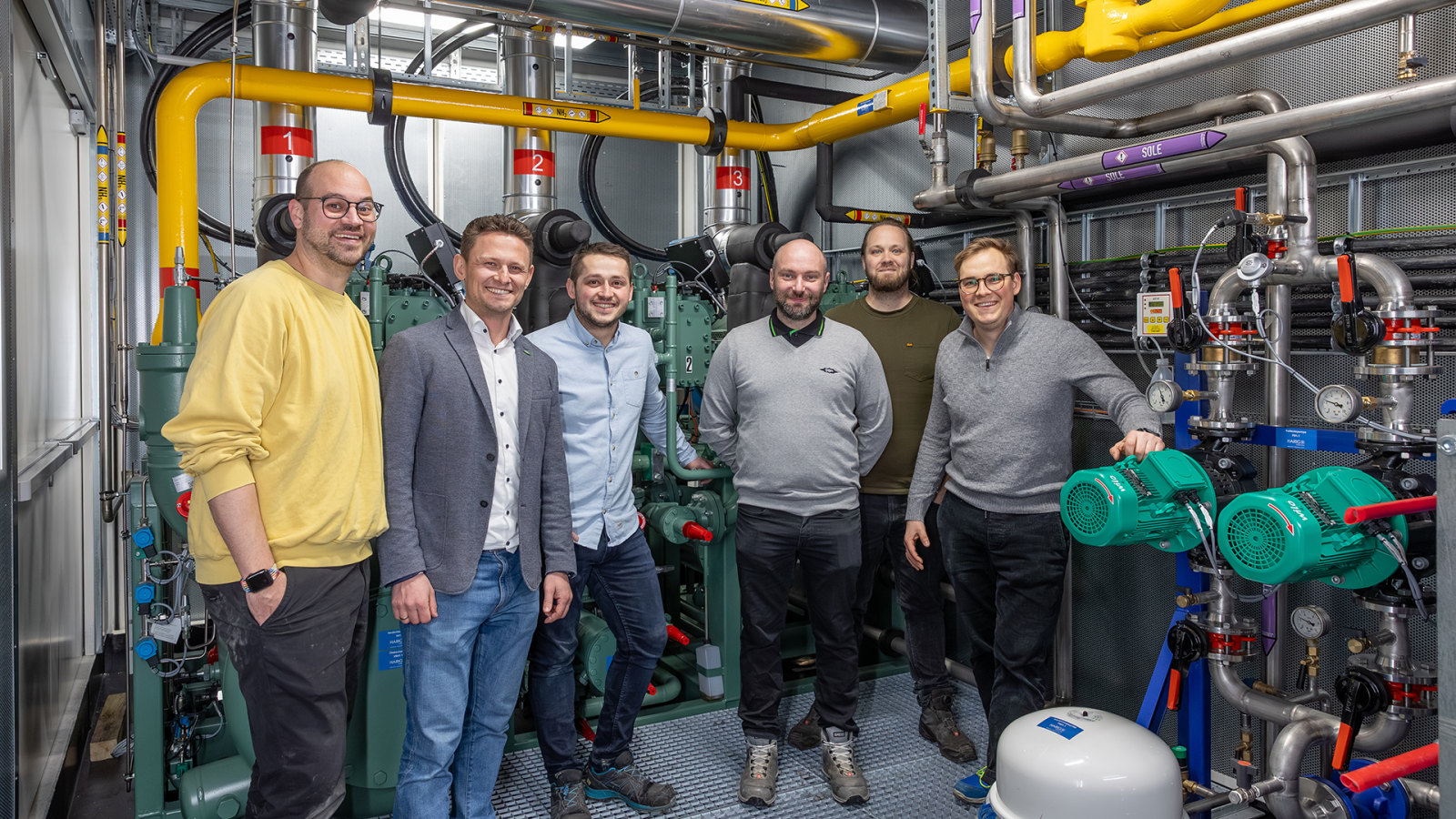 Gruppenfoto der Projektbeteiligten, die sich über den erfolgreichen Abschluss freuen