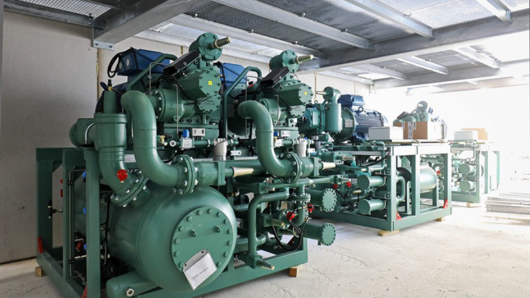 Jedes der drei BITZER ACPs enthält OS.A95 Schraubenverdichter und einen 3-stufigen horizontalen OAHC Ölabscheider