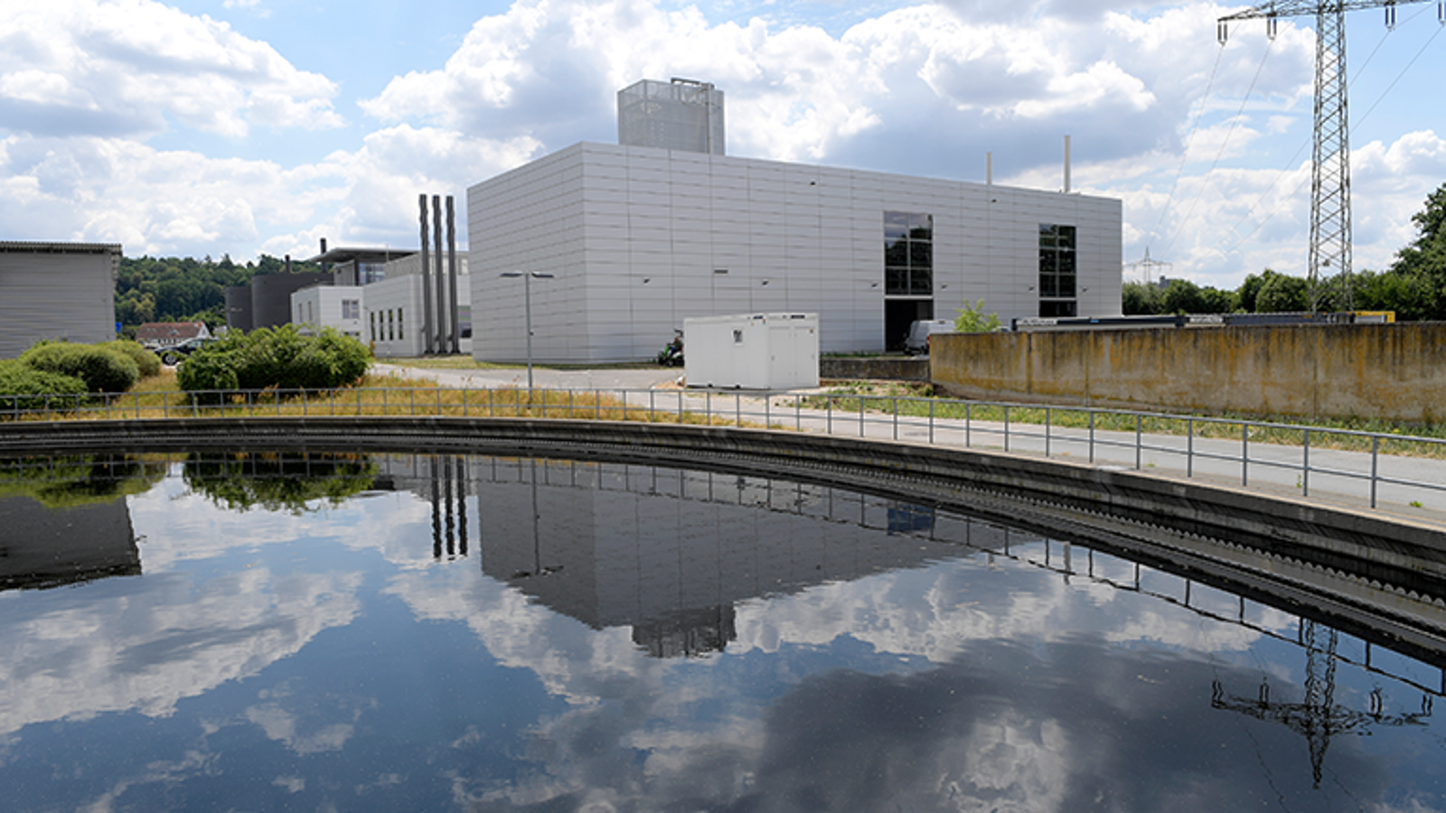 Purifying waste water from Erlangen and the surrounding area since 1957: the Erlangen sewage treatment plant with the newly built machine room 