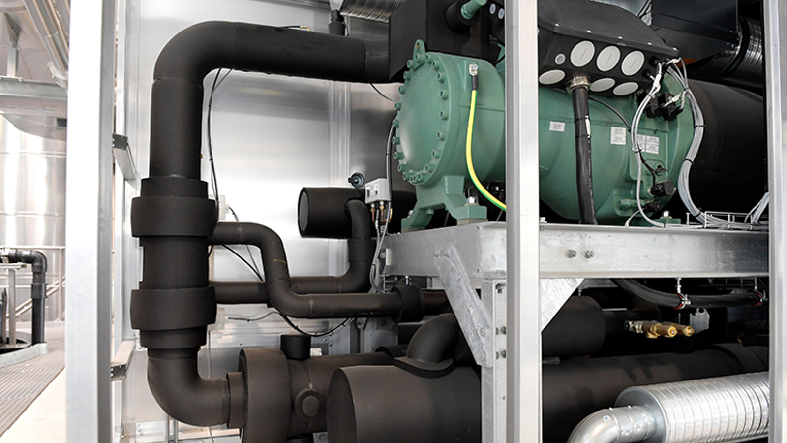 CSH8583-125Y-40P semi-hermetic compact screw compressor from BITZER plus internal heat exchanger (in the vertical pipe) of the single-stage heat pump