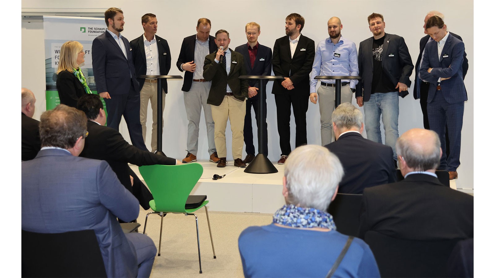 Personengruppe auf einer Bühne