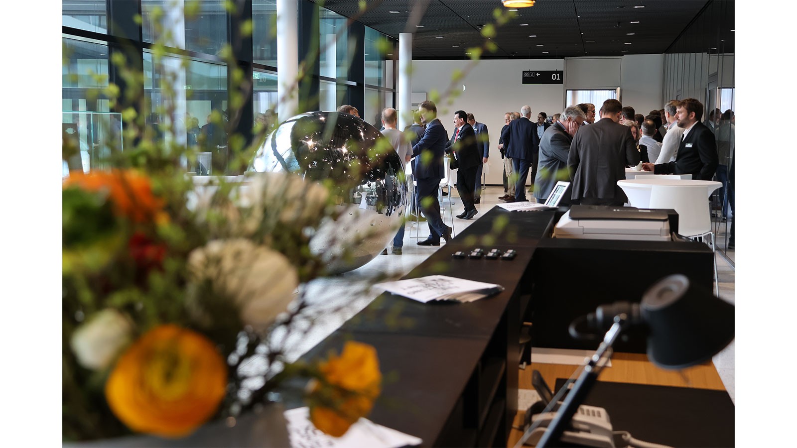 Teilnehmer der Veranstaltung im Foyer des BITZER Headquarters