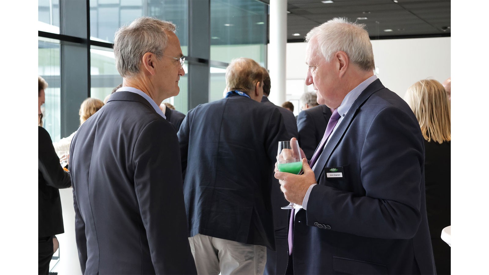 Zwei Personen im Gespräch