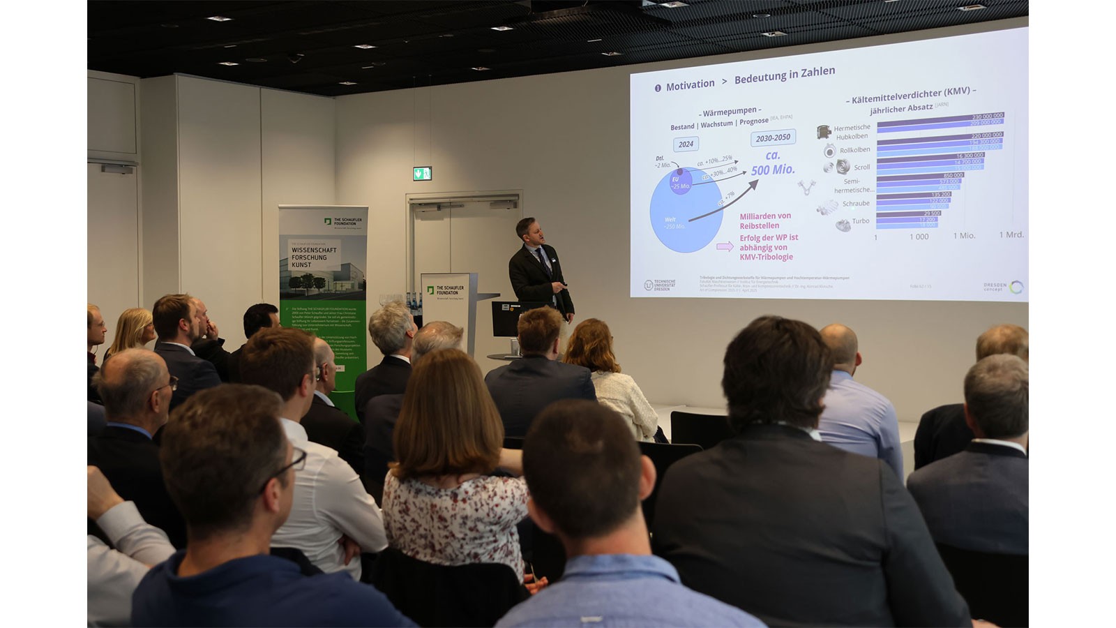 Vortrag vor Publikum in Reihenbestuhlung