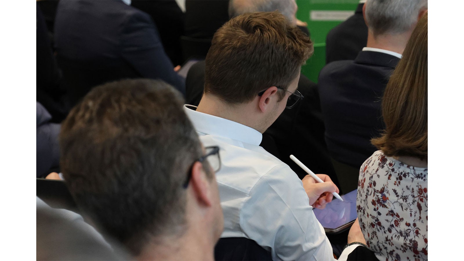 Teilnehmer der Veranstaltung macht sich Notizen