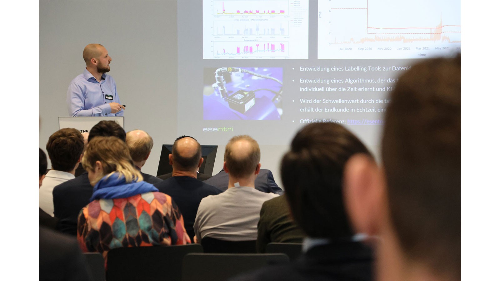 Vortrag vor Publikum in Reihenbestuhlung